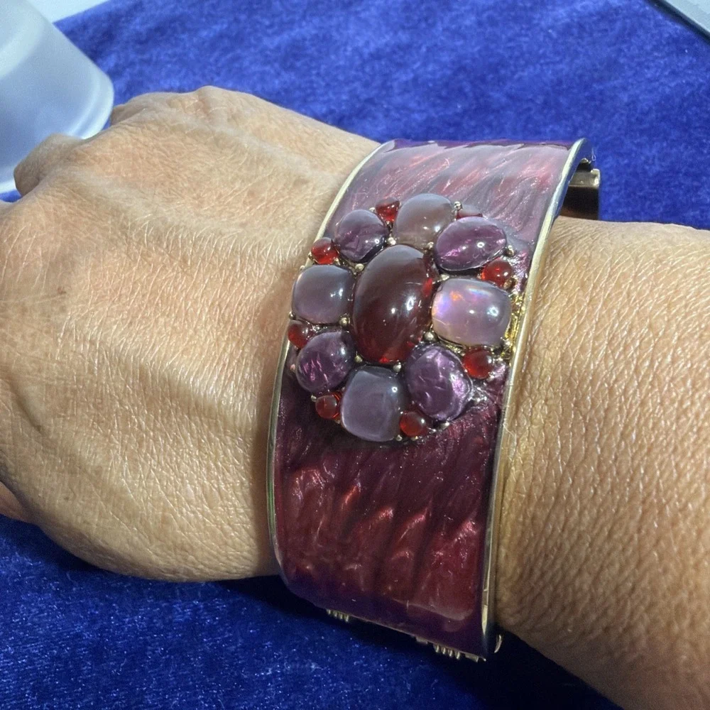 LC LIZ CLAIBORNE Burgundy Enamel Gold Tone Floral Cabochon Bangle
